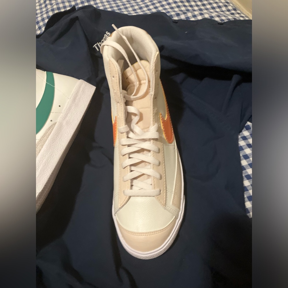 Nike Blazer Mid '77 EMB Beige
Orange DQ7674-001 - new ( box does not have lid)